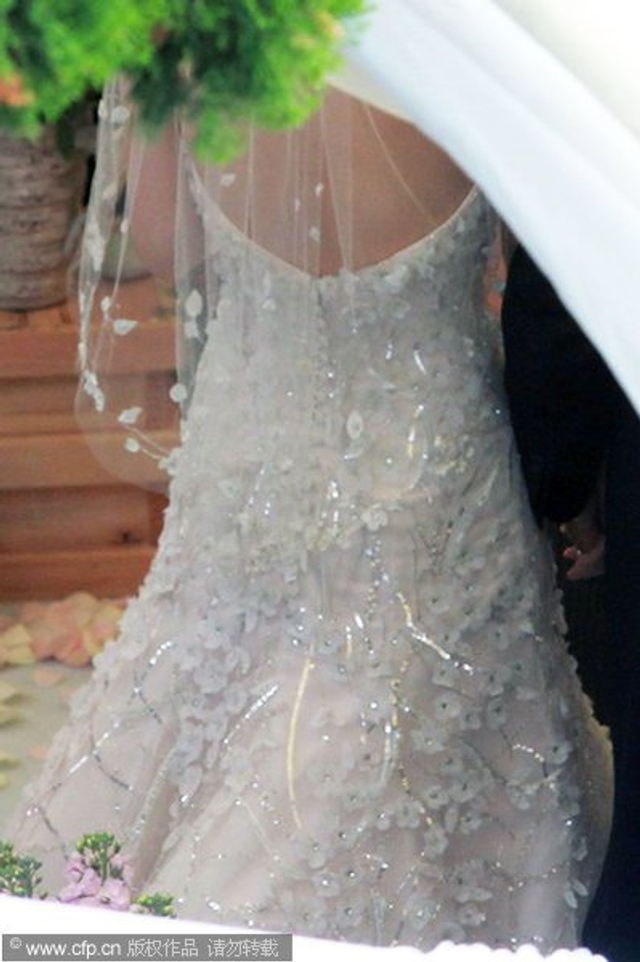 新娘婚纱背面