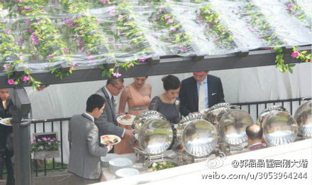 嘉宾开始就餐了