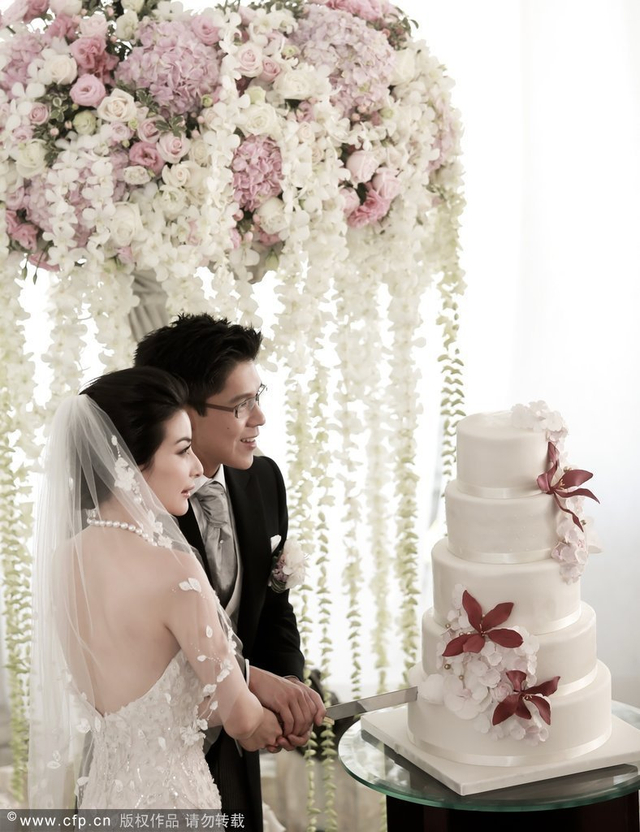 郭晶晶霍启刚共同切开幸福的蛋糕