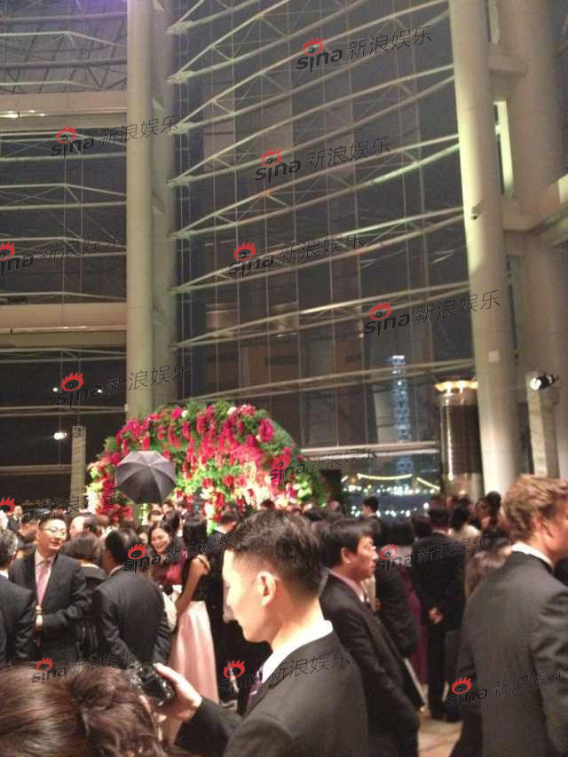 嘉宾抵达会场后热聊