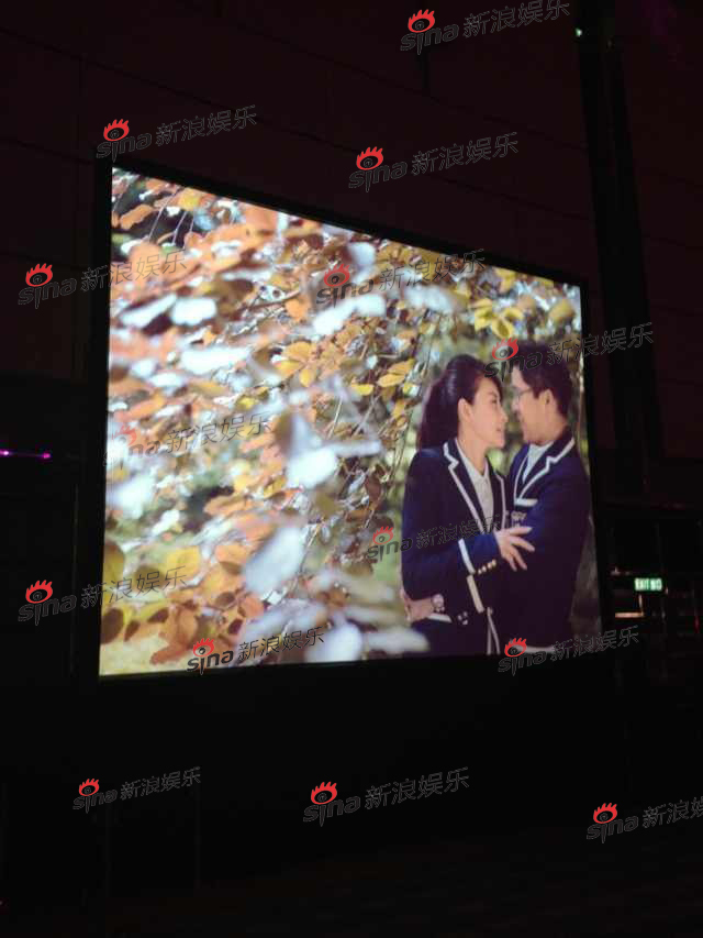 现场大屏幕播放郭晶晶霍启刚