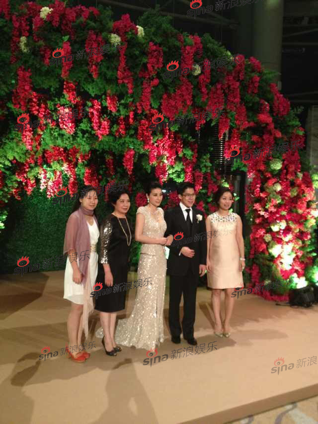 郭晶晶和霍启刚与朋友合影