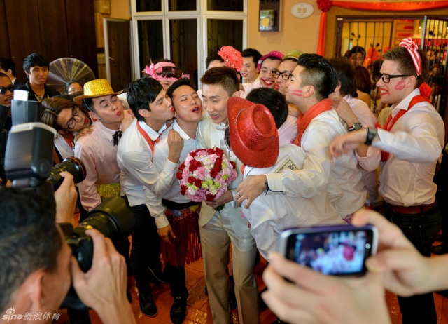 李宗伟遭众男友人亲吻