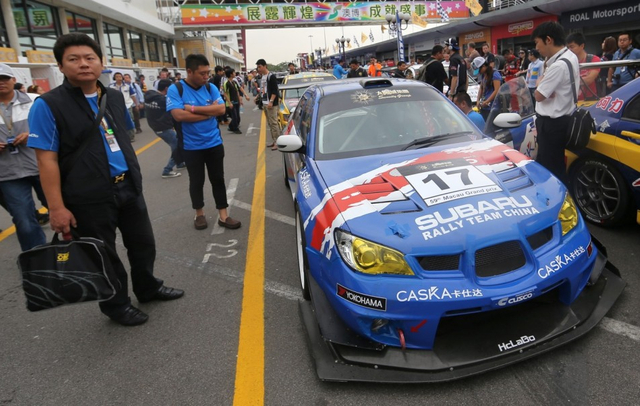 韩寒的斯巴鲁赛车驶上赛道