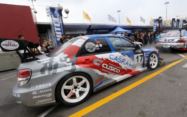 韩寒的斯巴鲁赛车驶上赛道