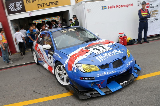 韩寒的斯巴鲁赛车驶上赛道