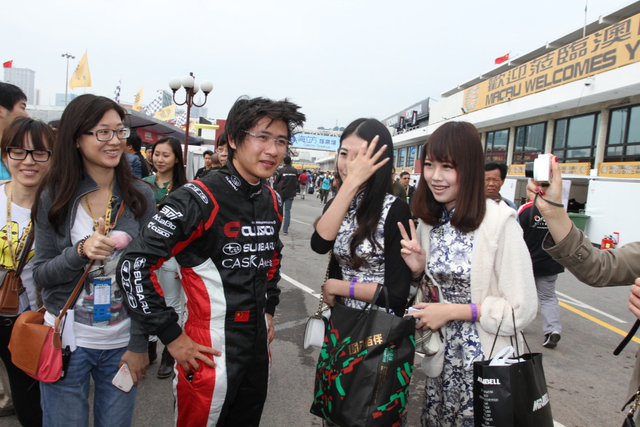 韩寒与车迷合影