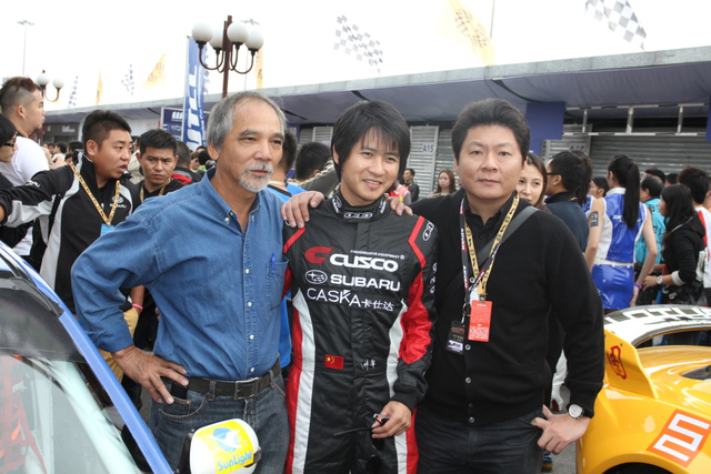 韩寒与姜琛、车队技术总监合影