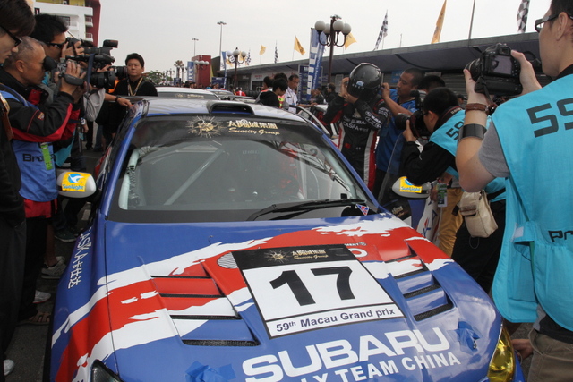 韩寒带上头盔准备出赛