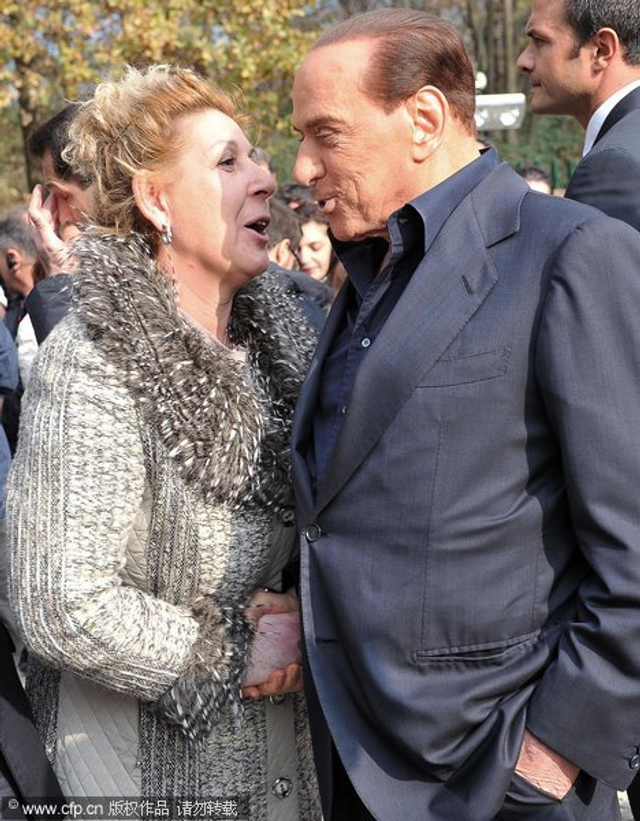 贝卢斯科尼和支持者握手