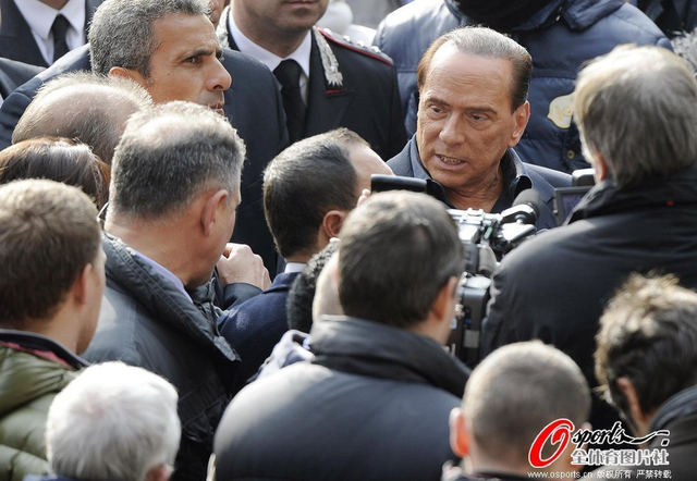 贝卢斯科尼回答记者问题