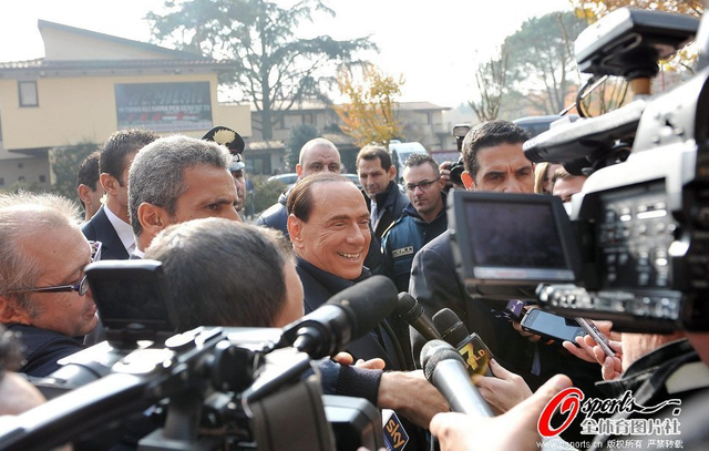 贝卢斯科尼遭围堵