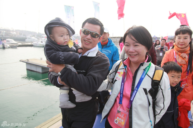 郭川的妻子和儿子为他送行