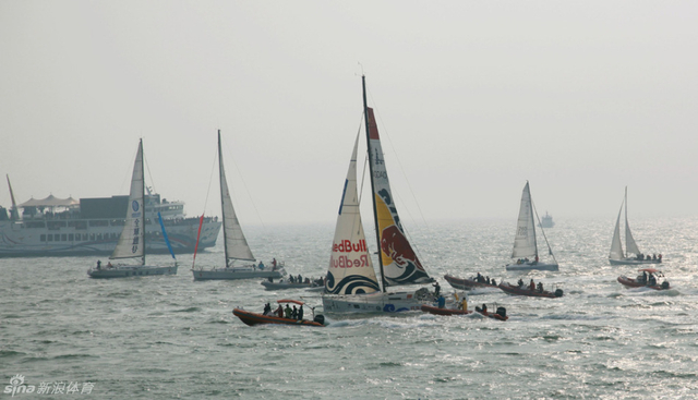 郭川驾驶帆船通过起点线