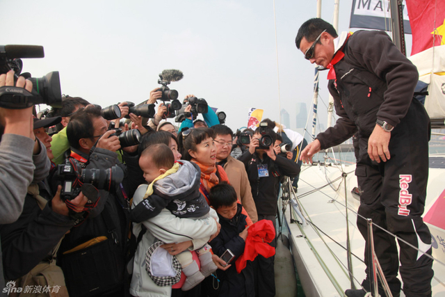 妻子和家人与郭川依依惜别