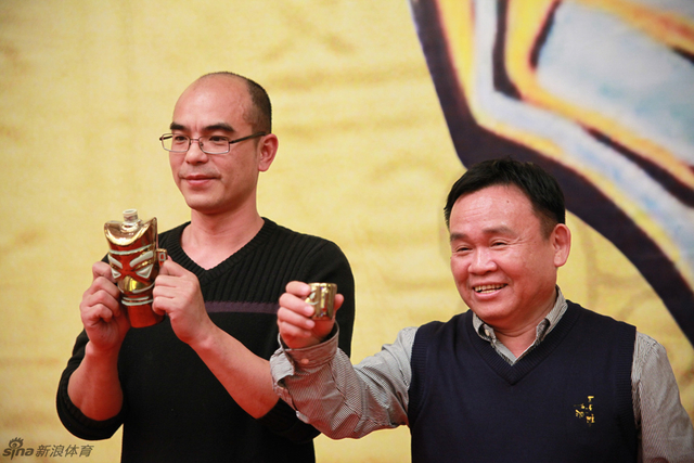 三星堆酒业董事长李兆轩敬酒