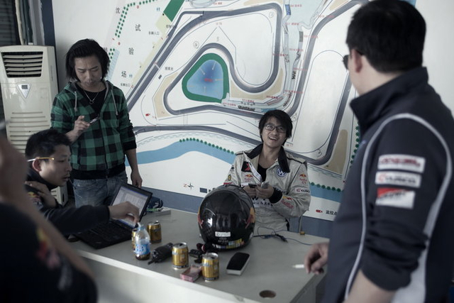 韩寒不抽烟,但一只诺基亚的E71和一只iPhone4却从不离手