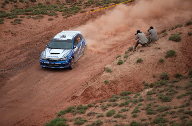 甘肃张掖的中国汽车拉力锦标赛中,韩寒的111号赛车始终是媒体关注的焦点(摄影/王轶庶)