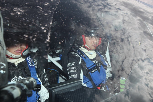 孙强(左)是韩寒的领航员,从韩寒进入大众车队开始,两人合作至今,从三号车手、二号车手一路变成队里的一