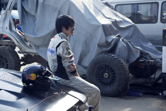 天马赛车场附近的大众333车队基地,韩寒在等待赛车调试