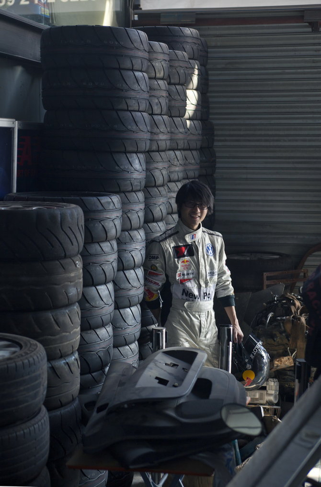 从2003年参加职业车赛开始,到2012年历史性地坐拥双冠,十年一晃而过