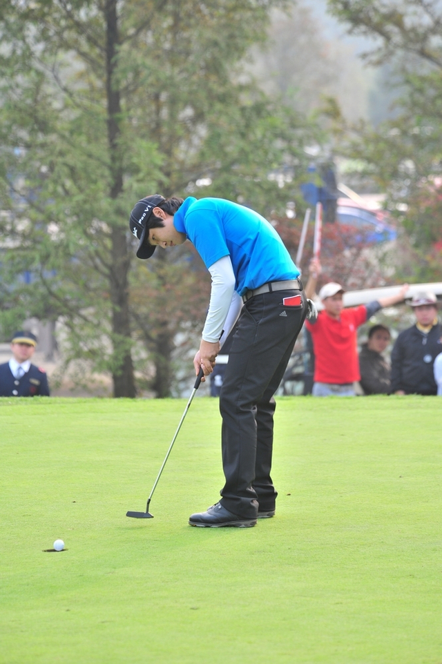 王情训18号果岭推球入洞