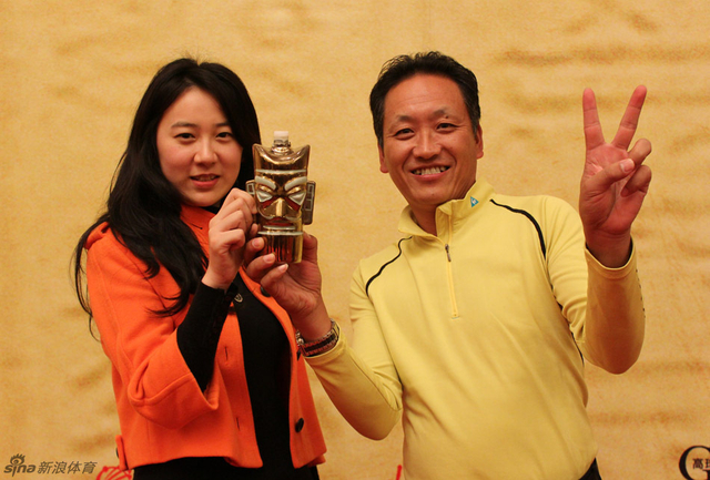 宋铁军展示三星堆酒杯