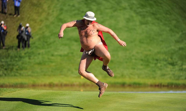 唐纳德没有被分心 顶平此洞 一洞取得比赛胜利