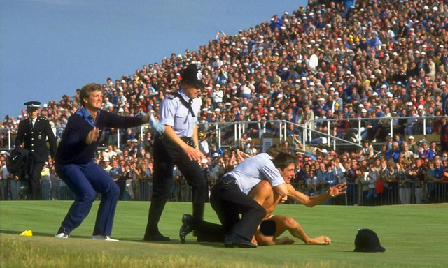 1985年英国公开赛球迷在彼得-雅各布森面前脱光