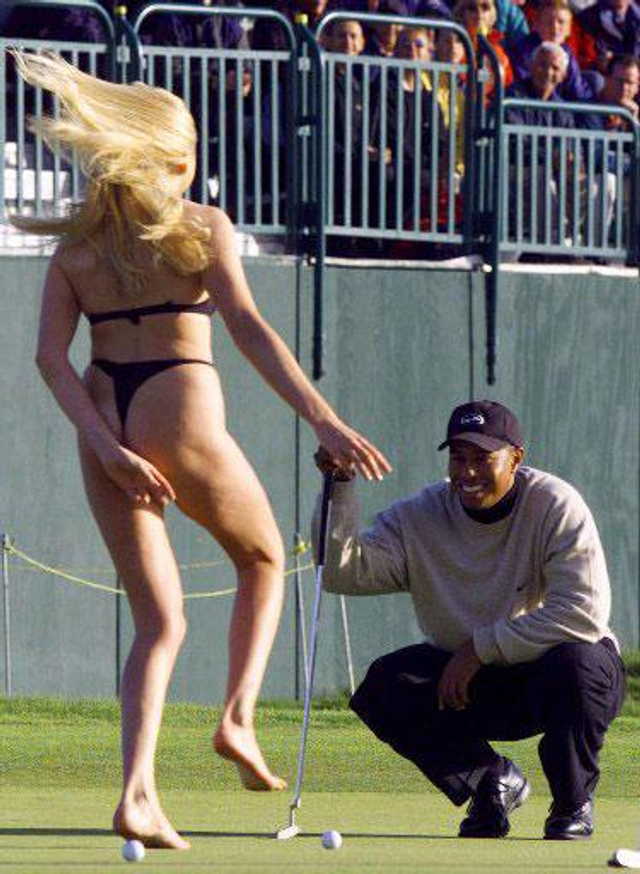 高尔夫比赛上裸体球迷