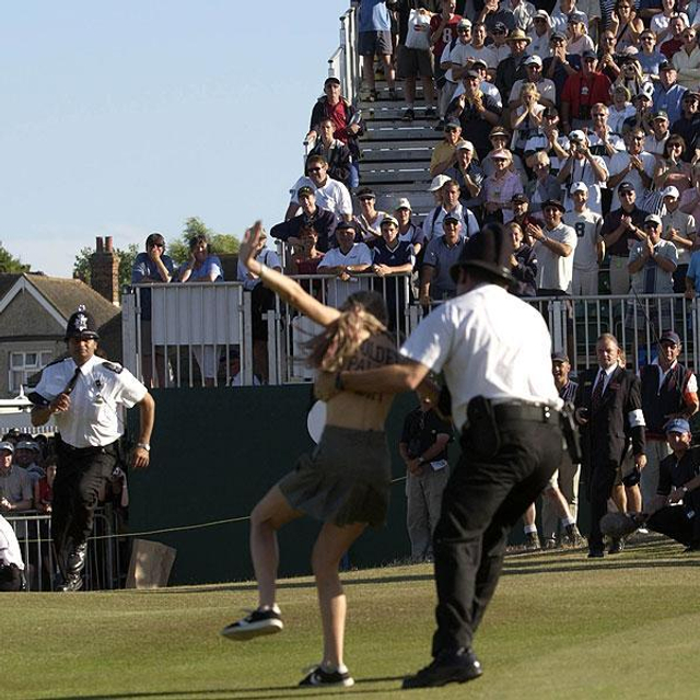 2003年英国公开赛女球迷站在果岭上等待冠军本-柯蒂斯