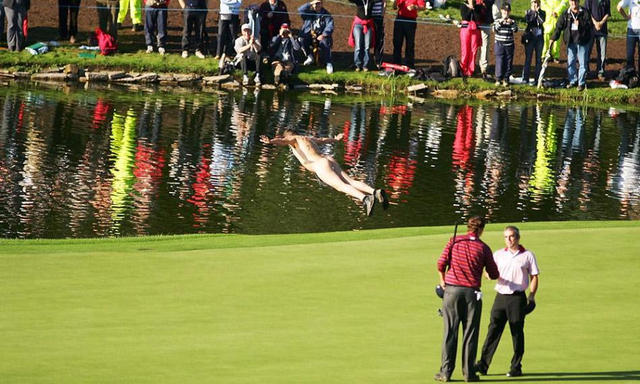 2006年莱德杯裸体球迷跃入水池