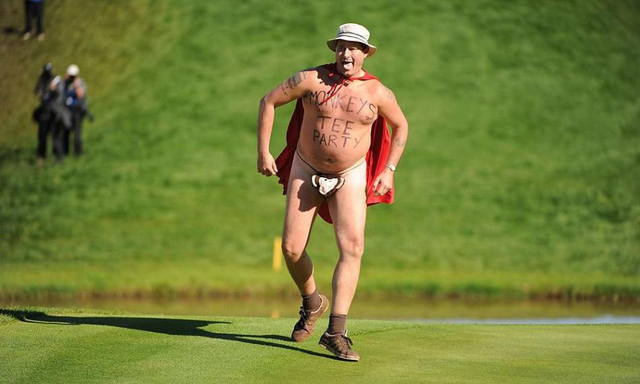 2010年莱德杯唐纳德和福瑞克较量期间 男子冲上18号洞果岭