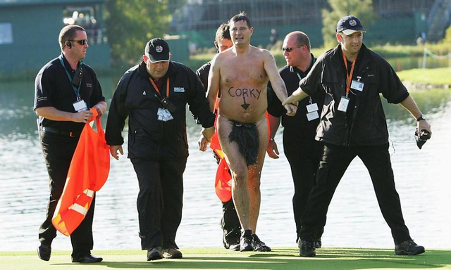 随后几名保安将其带走