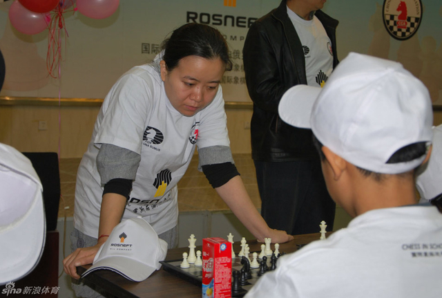 许昱华专注棋局