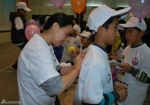 许昱华为小棋迷签名