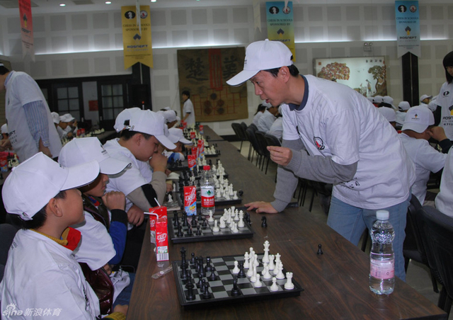 李文良现场指导小棋手