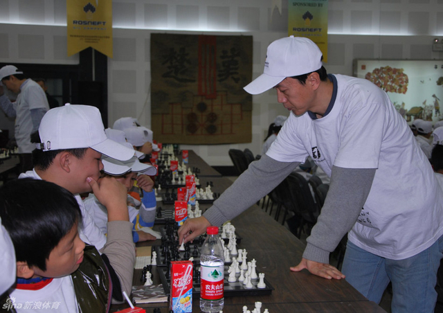 李文良与小棋手对弈