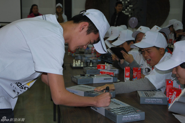 丁立人耐心为小棋迷签名