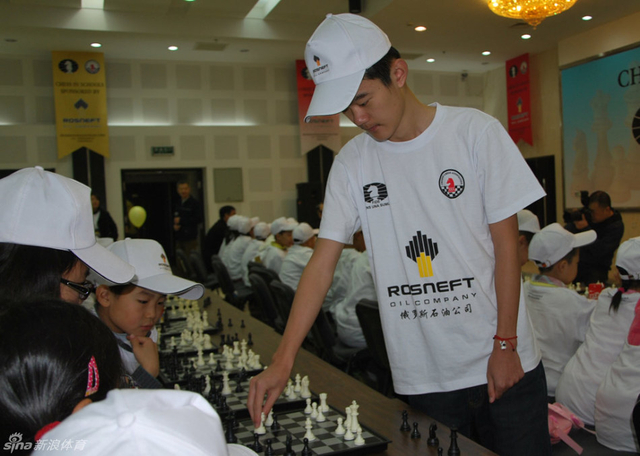 丁立人迅速走子