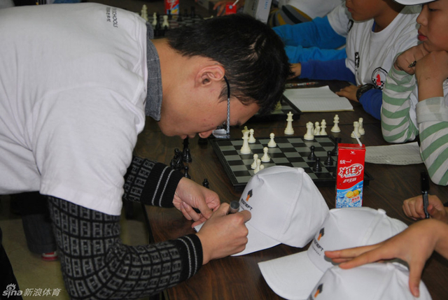 余泱漪为小棋迷签名