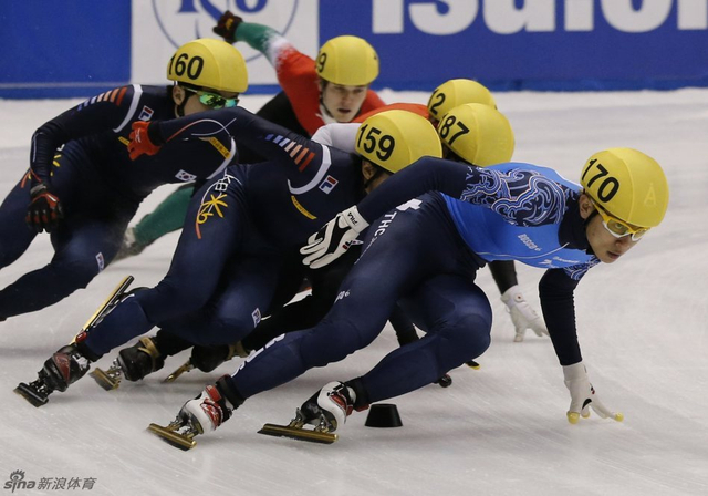男子1000米决赛混战