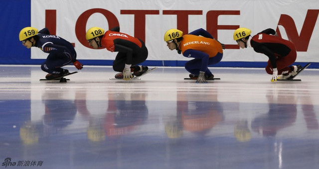 梁文豪(右1)参加1000米比赛