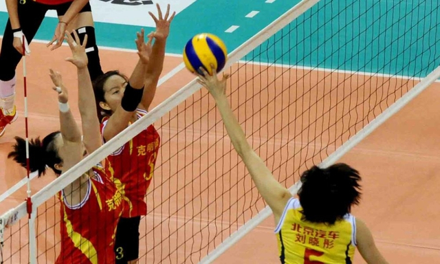 北汽女排奋力拦网
