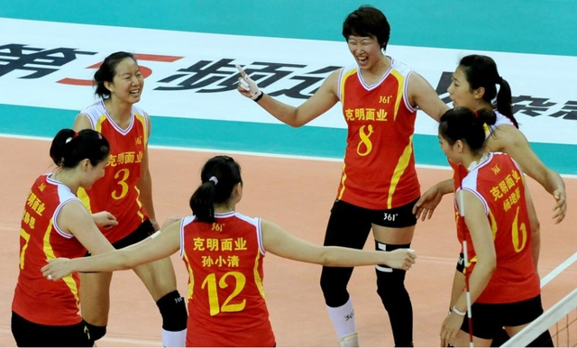 八一队员举手欢庆