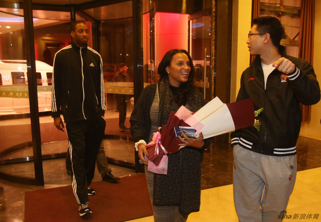 麦蒂老婆走进酒店