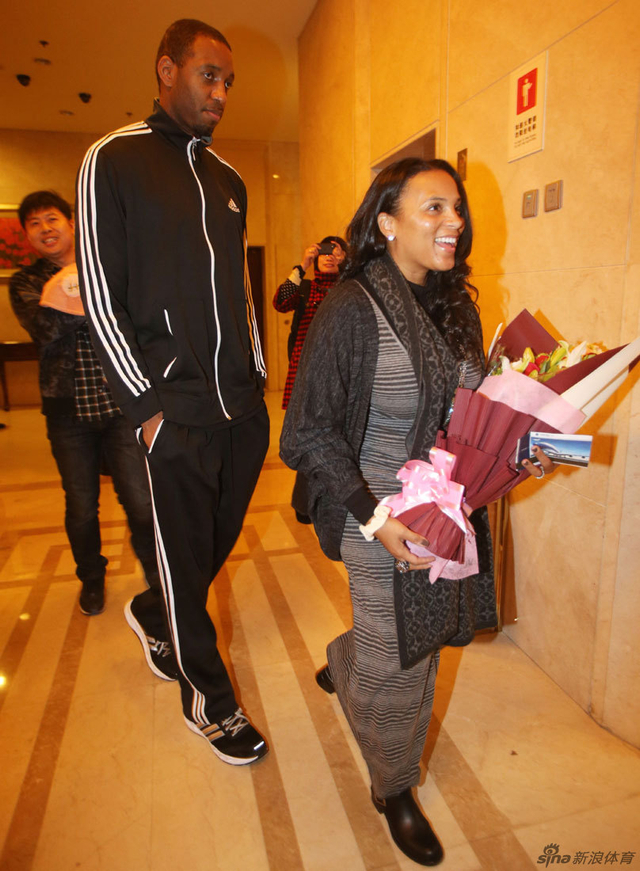 麦蒂老婆手捧鲜花