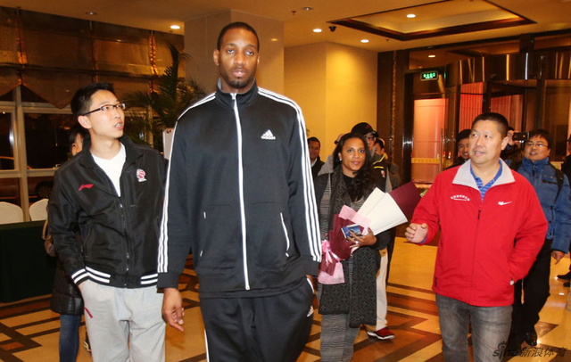 麦蒂老婆来华探班