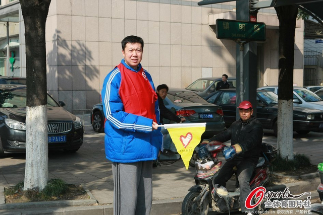 八一球员当交通志愿者