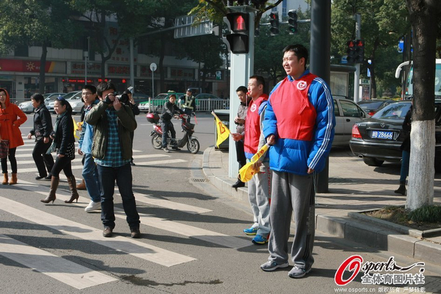 拍照的同学注意交通规则